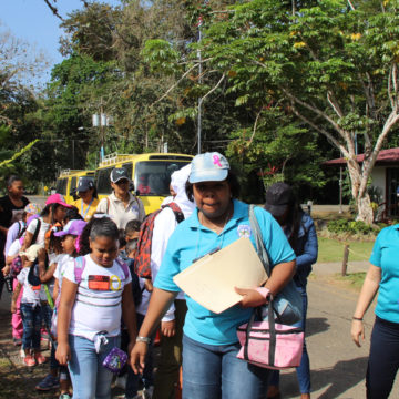 Hijos de colaboradores visitan el Parque Summit