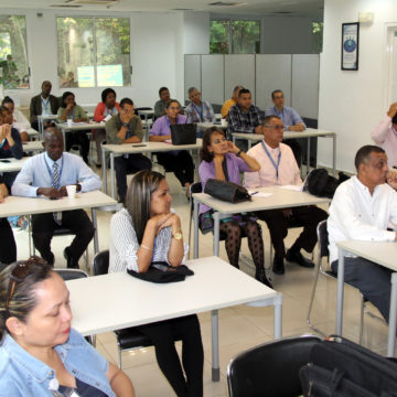 Colaboradores participan en charla sobre diabetes