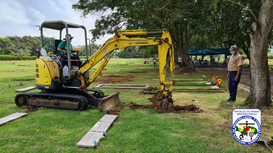 Peritos del IMELCF participan en diligencia de exhumación en el Jardín de Paz