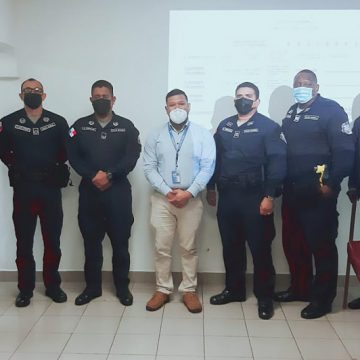 Perito de la Agencia de Colón capacita a miembros de la Policía Nacional