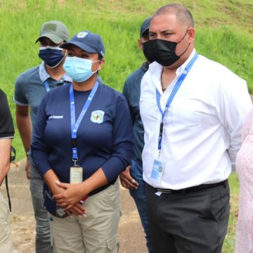 Peritos participan en diligencia de exhumación en el Cementerio Monte Esperanza de Colón