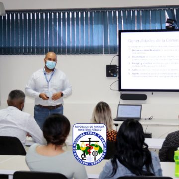 Estudiantes de la Universidad de Panamá son instruidos por peritos del IMELCF