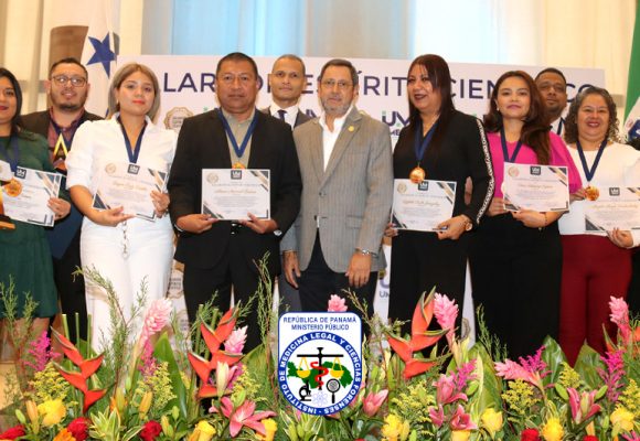 Peritos del IMELCF reciben “Galardón al Espíritu Científico 2025” otorgado por UMECIT