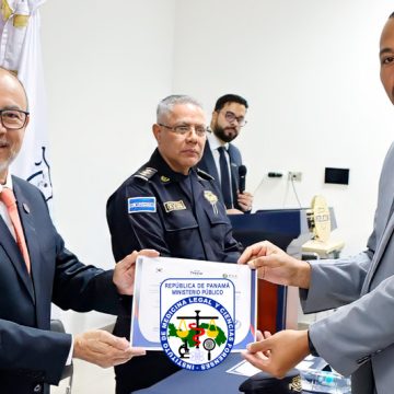 Peritos de Balística y Documentología Forense del IMELCF culminan pasantía en El Salvador