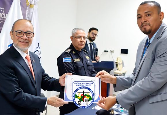 Peritos de Balística y Documentología Forense del IMELCF culminan pasantía en El Salvador