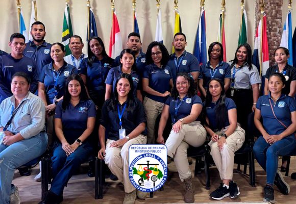 Peritos de la Agencia de Colón se capacitan en técnicas de fotografía especializada