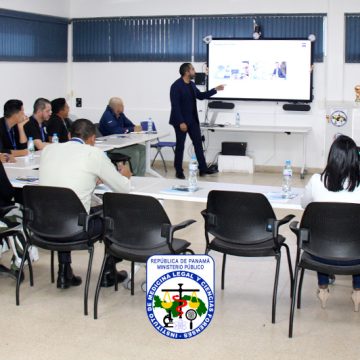 Peritos participan en taller sobre Microscopía Óptica Peritos participan en taller sobre Microscopía Óptica